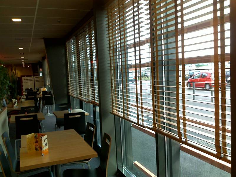 Créez une ambiance cosy, tamisée ou bien contemporaine grâce à nos stores d'intérieur!