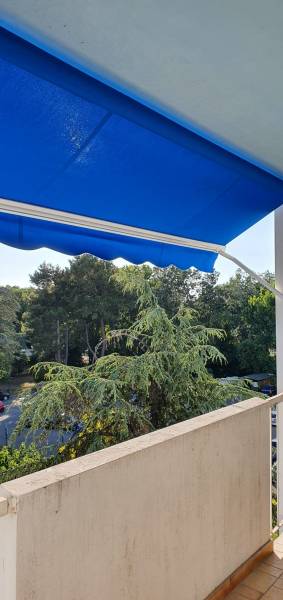 store de terrasse posé à marseille en appartement dans une résidence