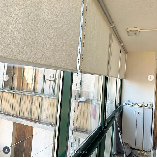 Installation d'une fermeture de loggia sur mesure avec stores intégrés à Marseille 13013