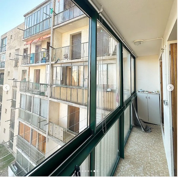 Installation d'une fermeture de loggia sur mesure avec stores intégrés à Marseille 13013
