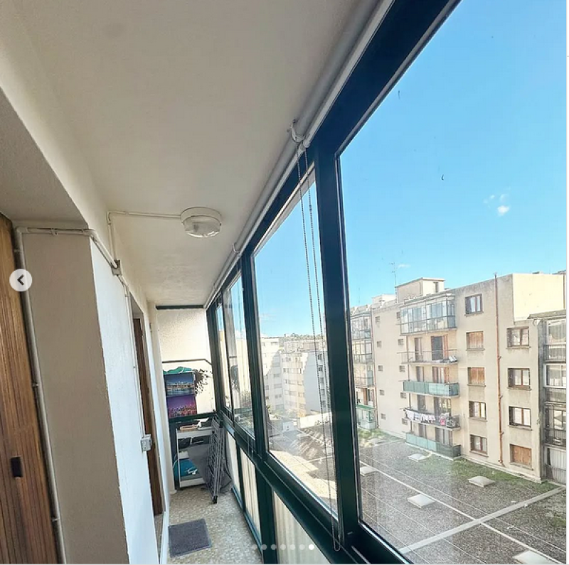 Installation d'une fermeture de loggia sur mesure avec stores intégrés à Marseille 13013