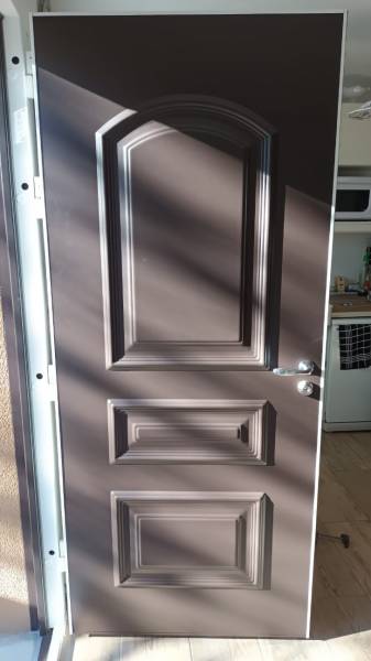 installation d'une magnifique porte blindée en rénovation à plan de cuques 13380