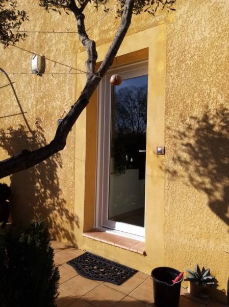 Pose d'une porte d'entrée en PVC à Marseille 13013