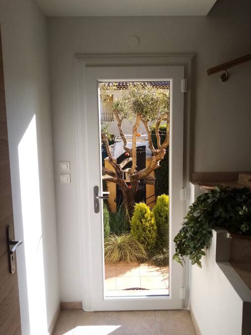 Avis pose d'une porte d'entrée, store motorisé et tablier de volet roulant