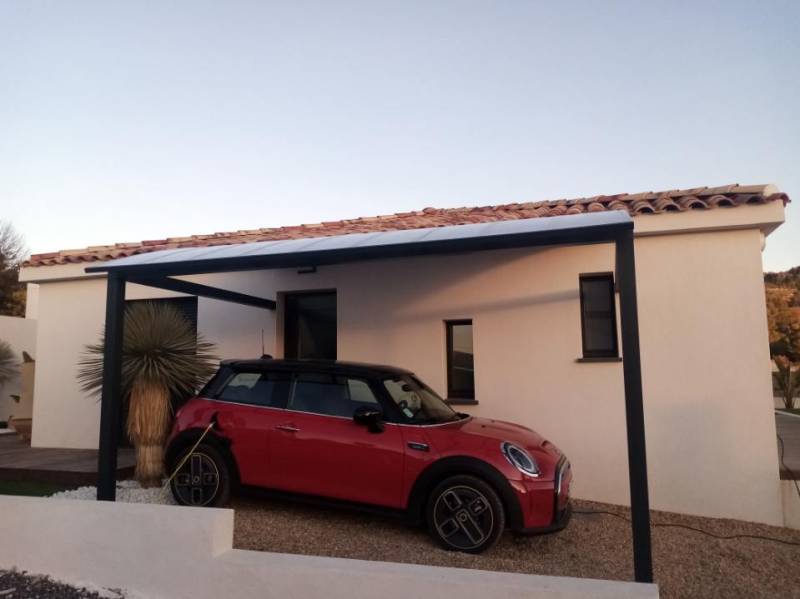 pose en maison individuelle d'un abris voiture en alu au catsellet 83330