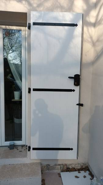 installation de volets en composite en rénovation sur une villa à fuveau